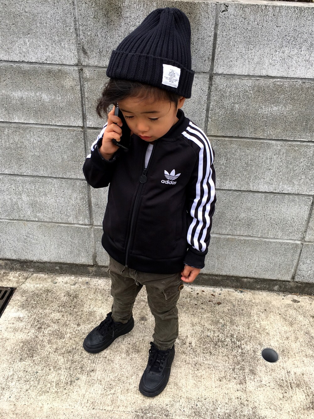 「adidas、kids、kidsfashion、キッズコーデ、男の子、ニット帽、fashion」｜「adidasのアイテム（ジャケット/アウター、ブラック系）」を使った、kmsshさん（キッズ・100cm）の春コーディネートの1枚目の写真