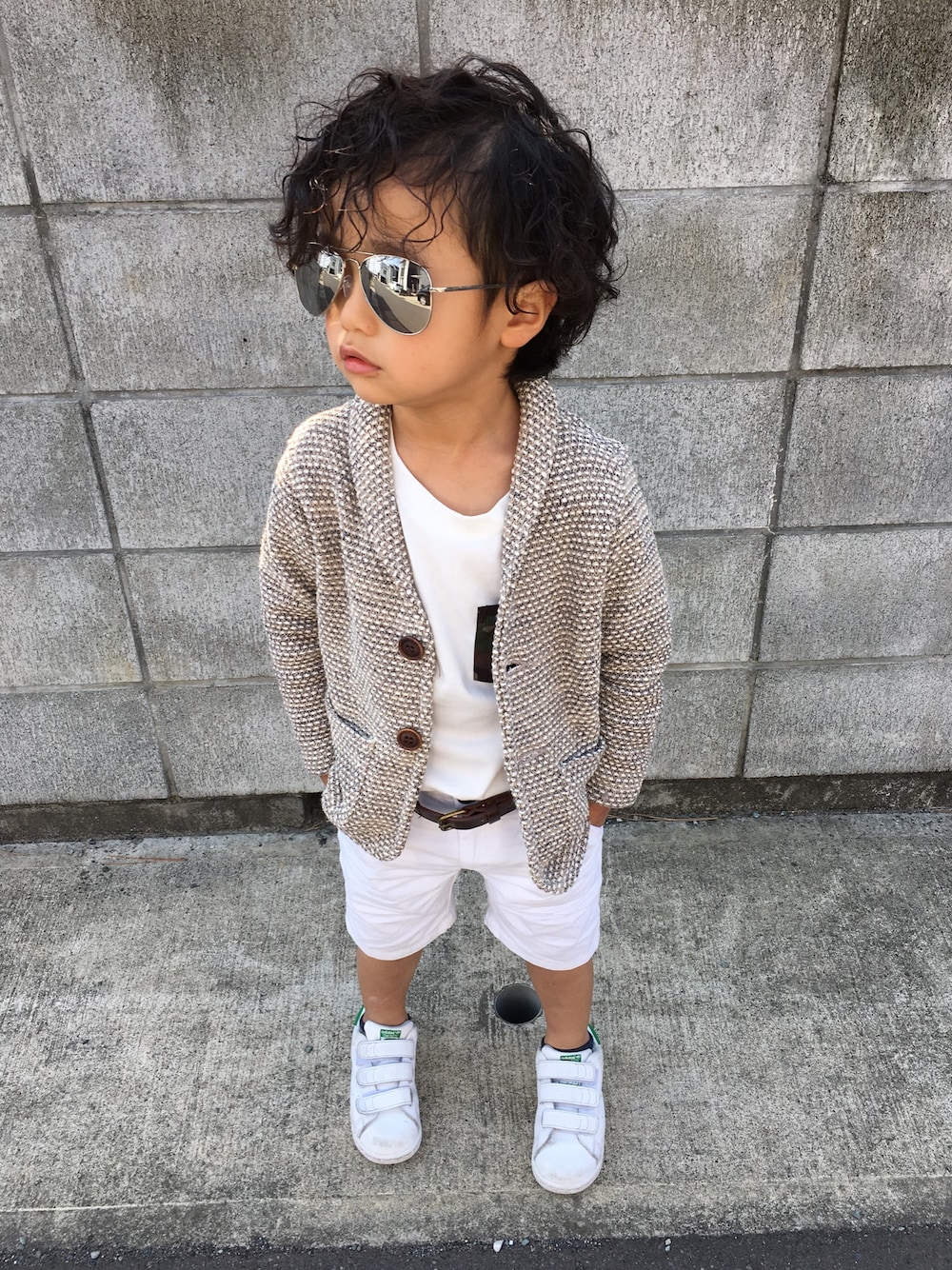 「こどもコーデ、春コーデ、キッズファッション、男の子コーデ、fashion、ZARA KIDS、stan smith、GLOBAL WORK、キッズパーマ」｜「Milk x Sodaのキッズ用サングラス（サングラス、シルバー系）」を使った、kmsshさん（キッズ・100cm）の春コーディネートの1枚目の写真