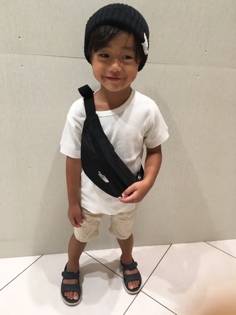 「キッズファッション、シンプルコーデ、おとこのこ、fashion、お洒落、お洒落さんとつながりたい、ライトオン、ニット帽、カジュアル、4歳」｜「THE NORTH FACEのザ・ノース・フェイス　ウェストバッグ　/　グラニュール（ボディバッグ/ウエストポーチ、ブラック系）」を使った、kmsshさん（キッズ・100cm）の夏コーディネートの1枚目の写真