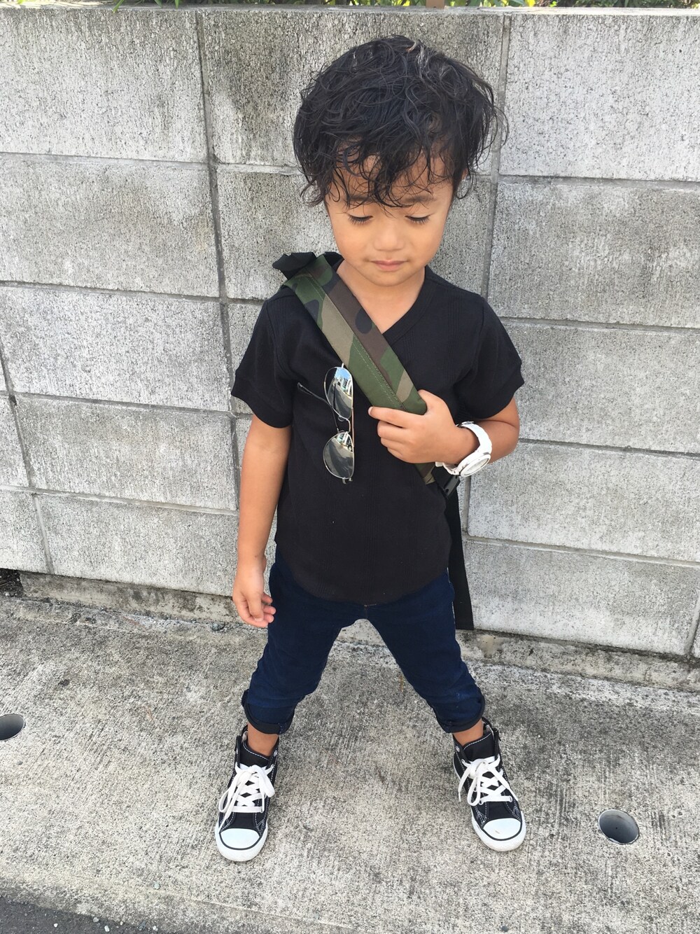 「kids、キッズファッション、スニーカー、converse、fashion、お洒落、おとこのこ、4歳、kidsfashion、Tシャツ」｜「Milk x Sodaのキッズ用サングラス（サングラス、シルバー系）」を使った、kmsshさん（キッズ・100cm）の秋コーディネートの1枚目の写真