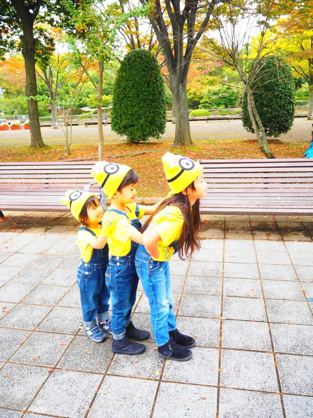 「kids、wearhalloween2016、休日スタイル、fashion、Right-on、GAP、おんなのこ、おとこのこ、ミニオン、WEAR HALLOWEEN 2016」｜「Right-onの【MPS】ハードデニムレインボーオーバーオール（サロペット/オーバーオール、ブルー系）」を使った、kmsshさん（キッズ・100cm）の秋コーディネートの1枚目の写真