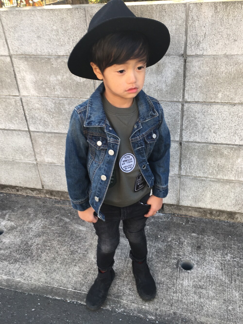 「キッズコーデ、男の子、ハット、デニムジャケット、ZARA、fashion、プチプラ、5歳、男の子コーデ、お洒落さんとつながりたい」｜「ZARAのアイテム（ブーツ、ブラック系）」を使った、kmsshさん（キッズ・100cm）の秋コーディネートの1枚目の写真