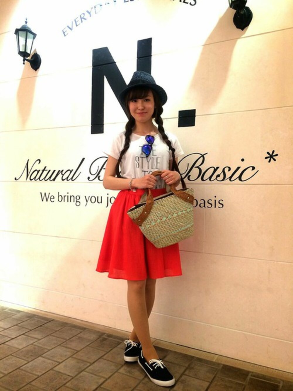 ホワイト系のTシャツ/カットソー、ブルー系のスニーカー、グリーン系のトートバッグを着用したレディースの春コーディネートの1枚目の写真