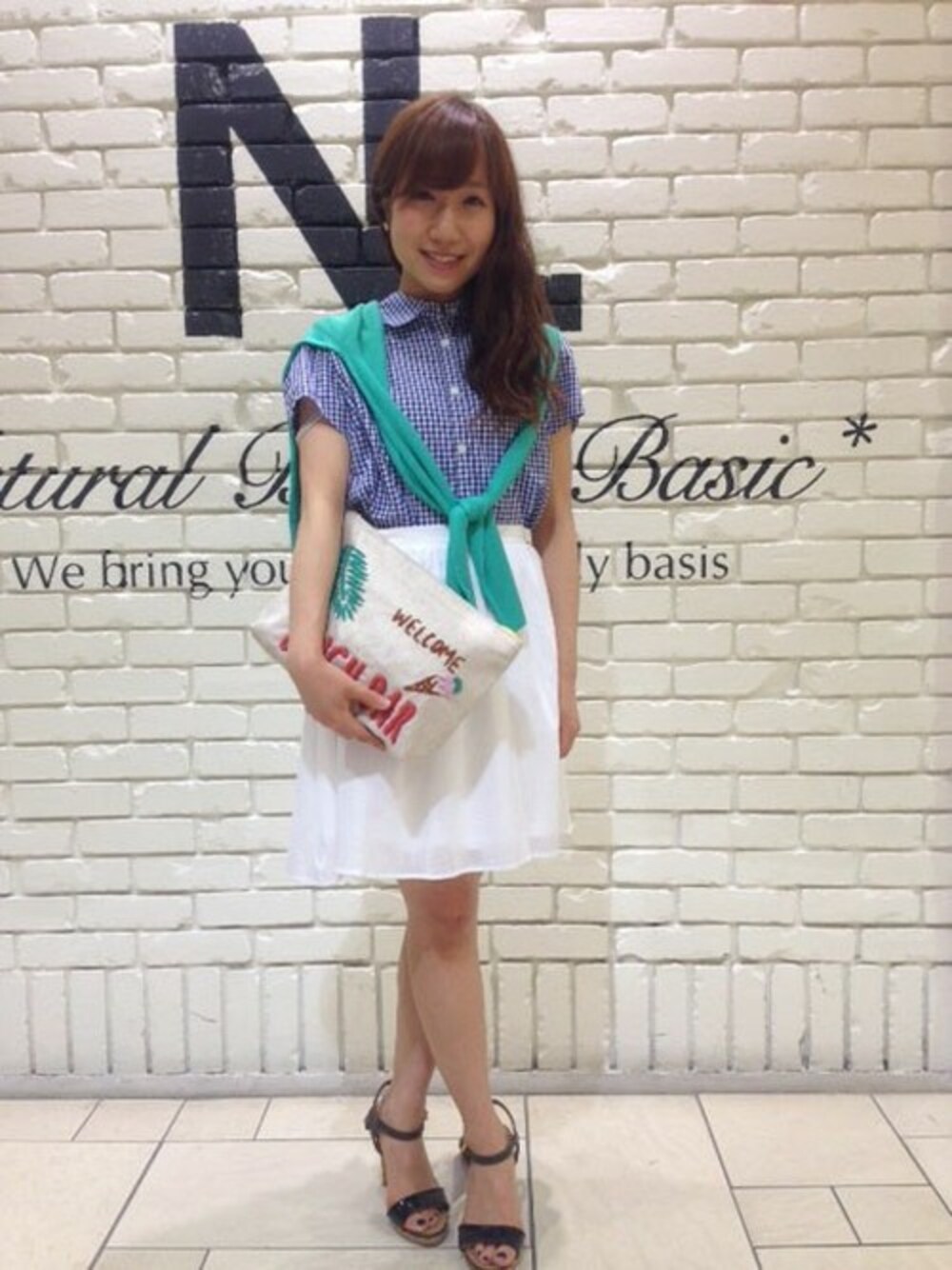 ブルー系のシャツ/ブラウス、グリーン系のカーディガン/ボレロ、ブラック系のサンダルを着用したレディースの夏コーディネートの1枚目の写真