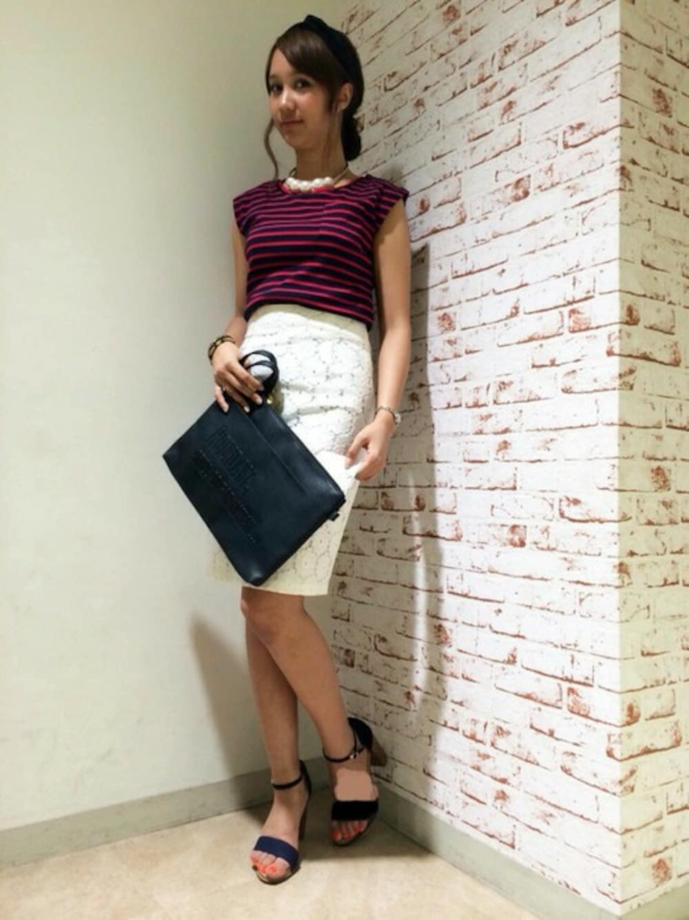 レッド系のTシャツ/カットソー、ホワイト系のスカート、ブラック系のショルダーバッグを着用したレディースの夏コーディネートの1枚目の写真