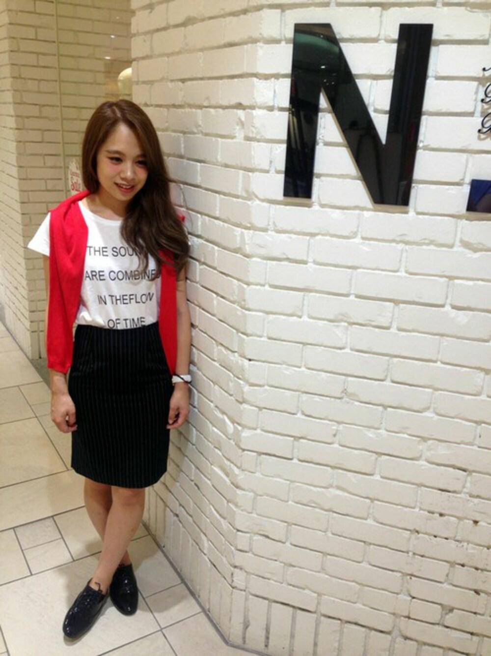 ホワイト系のTシャツ/カットソー、ブラック系のドレスシューズを着用したレディースの夏コーディネートの1枚目の写真