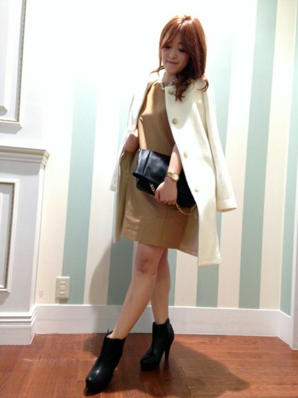 ベージュ系のその他アウター、ブラック系のブーティを着用したレディースの秋コーディネートの1枚目の写真