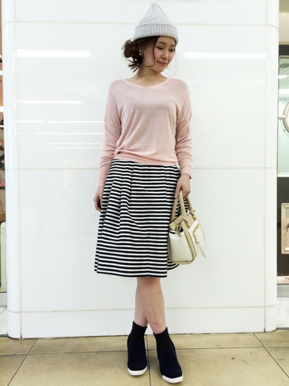 ブルー系のスニーカー、グレー系のニットキャップ/ビーニーを着用したレディースの冬コーディネートの1枚目の写真