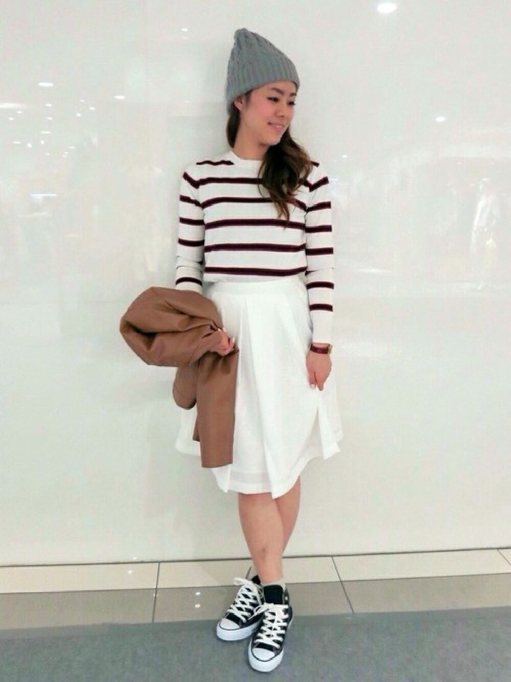 ピンク系のスカート、ブラウン系のノーカラージャケット、グレー系のニットキャップ/ビーニーを着用したレディースの冬コーディネートの1枚目の写真