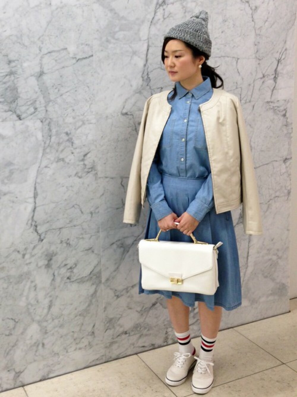 ブルー系のシャツ/ブラウス、ブルー系のデニムスカートを着用したレディースの春コーディネートの1枚目の写真