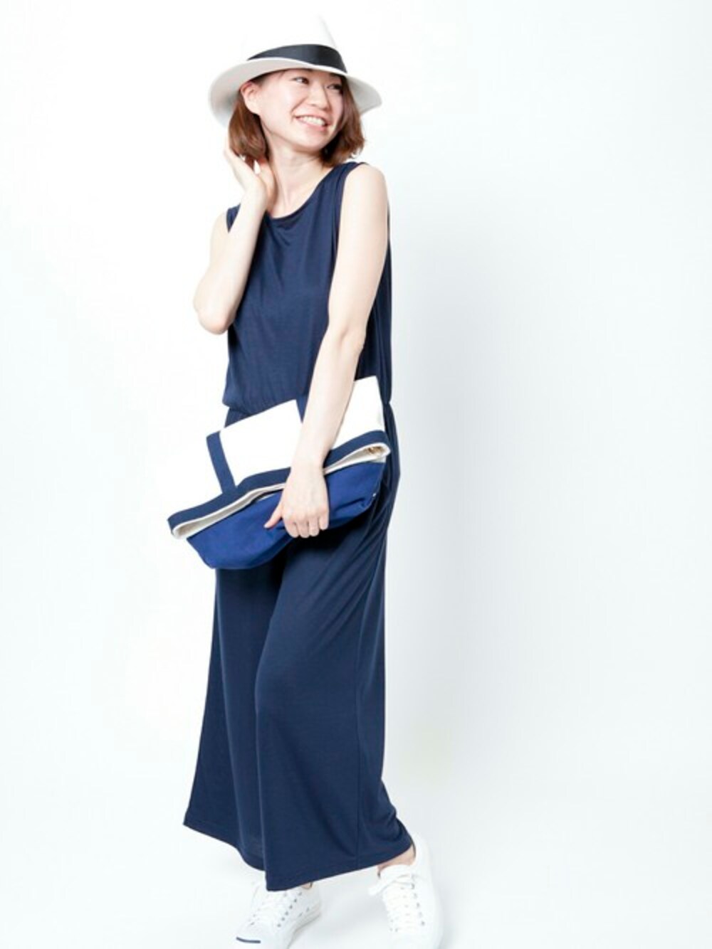 ブルー系のショルダーバッグ、ブルー系のつなぎ/オールインワンを着用したレディースの春コーディネートの1枚目の写真