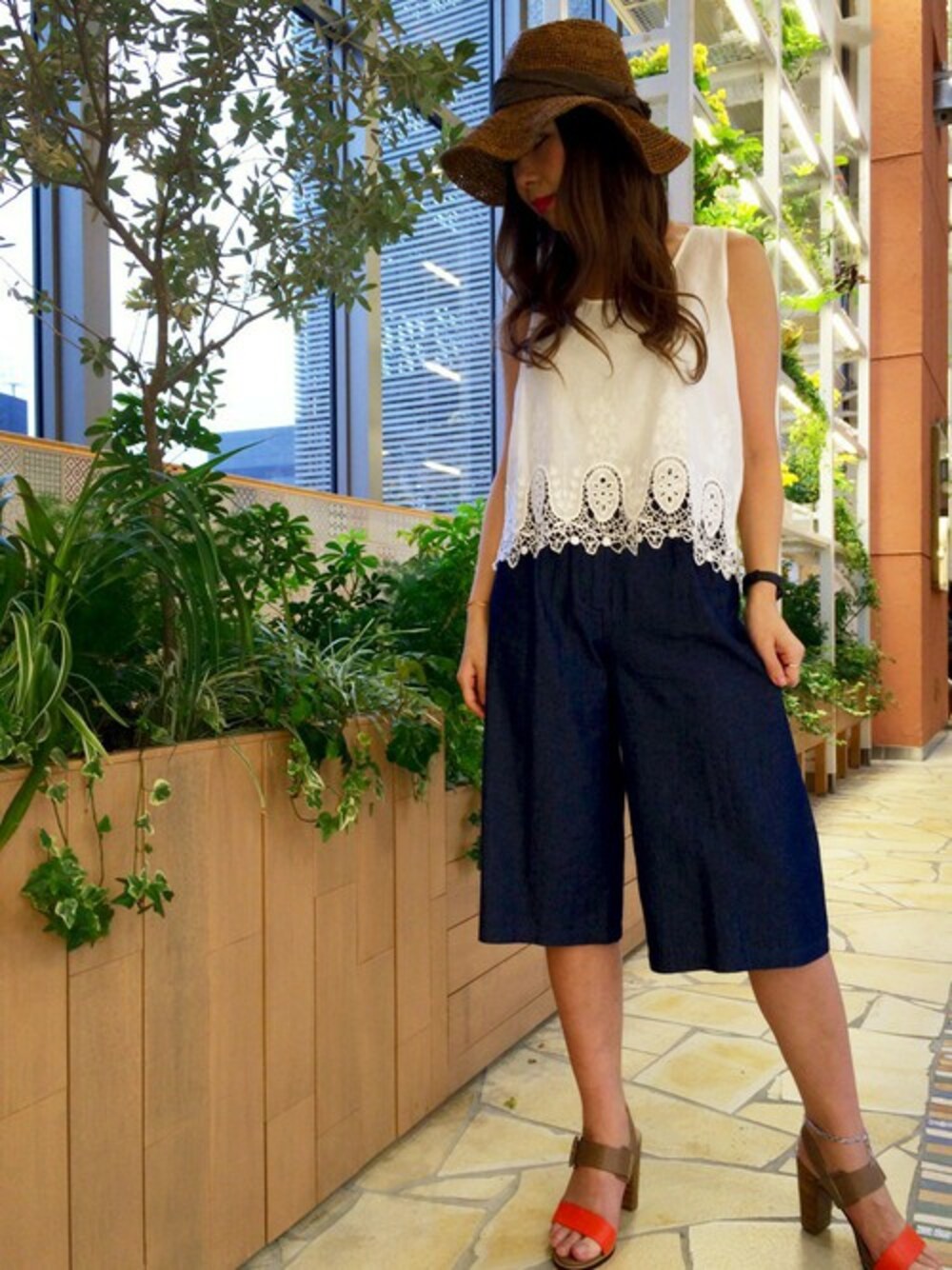 ホワイト系のシャツ/ブラウス、ブルー系のデニムパンツ、オレンジ系のサンダルを着用したレディースの春コーディネートの1枚目の写真