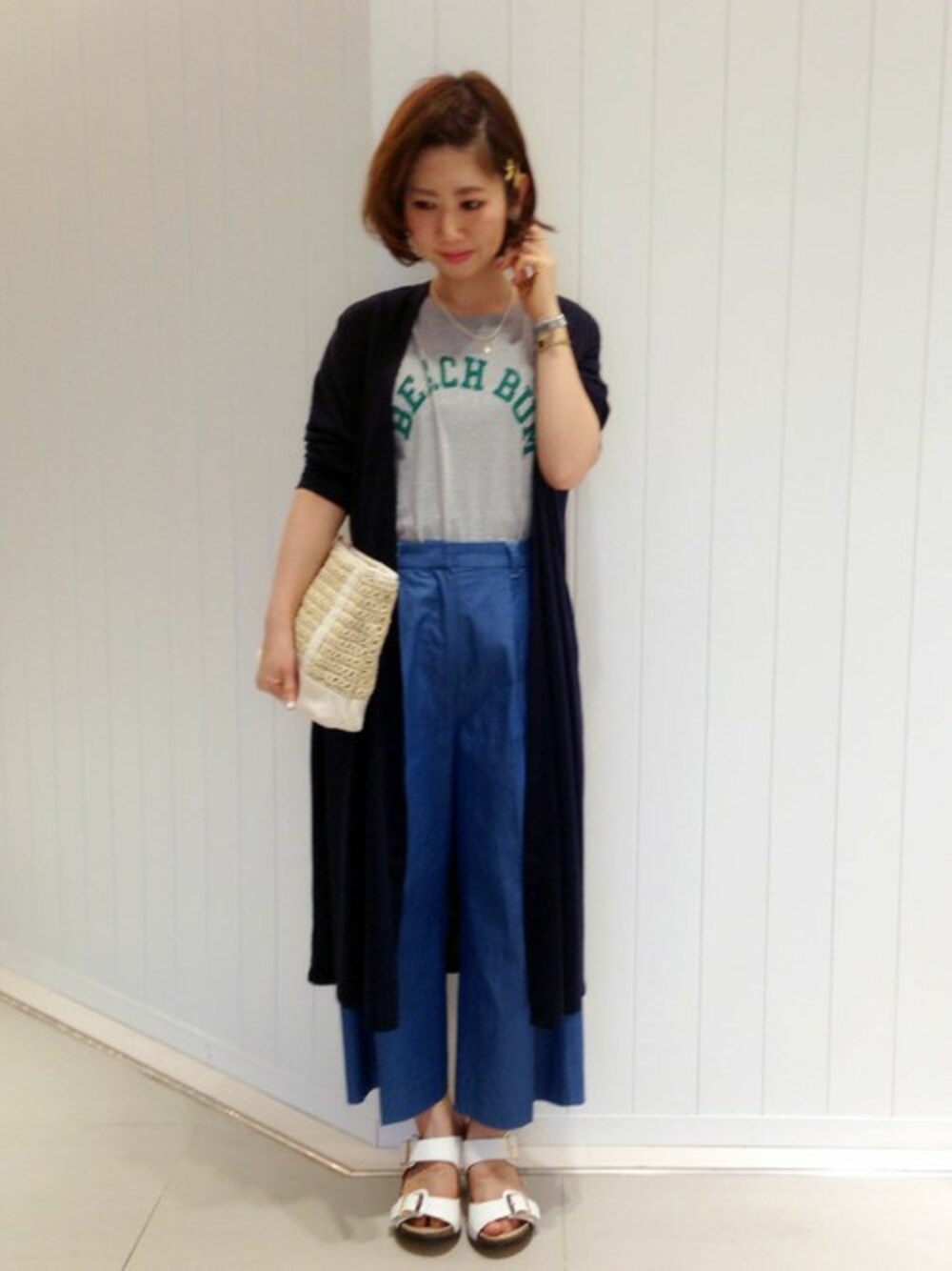 グレー系のTシャツ/カットソー、ブルー系のカーディガン/ボレロ、ブルー系のその他パンツを着用したレディースの春コーディネートの1枚目の写真