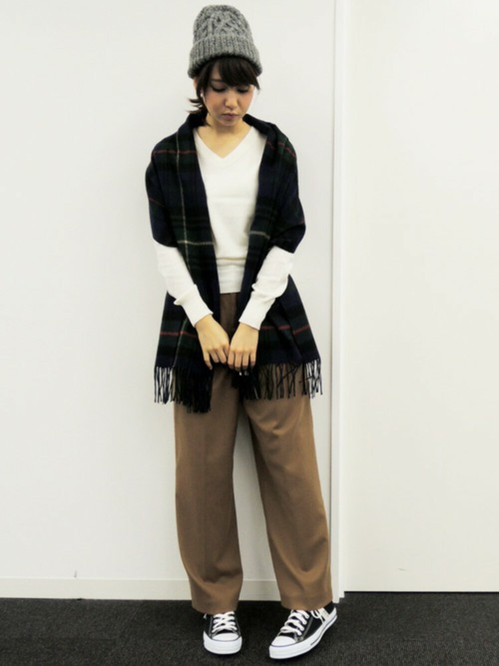 ホワイト系のニット/セーター、ベージュ系のその他パンツ、グレー系のニットキャップ/ビーニーを着用したレディースの冬コーディネートの1枚目の写真