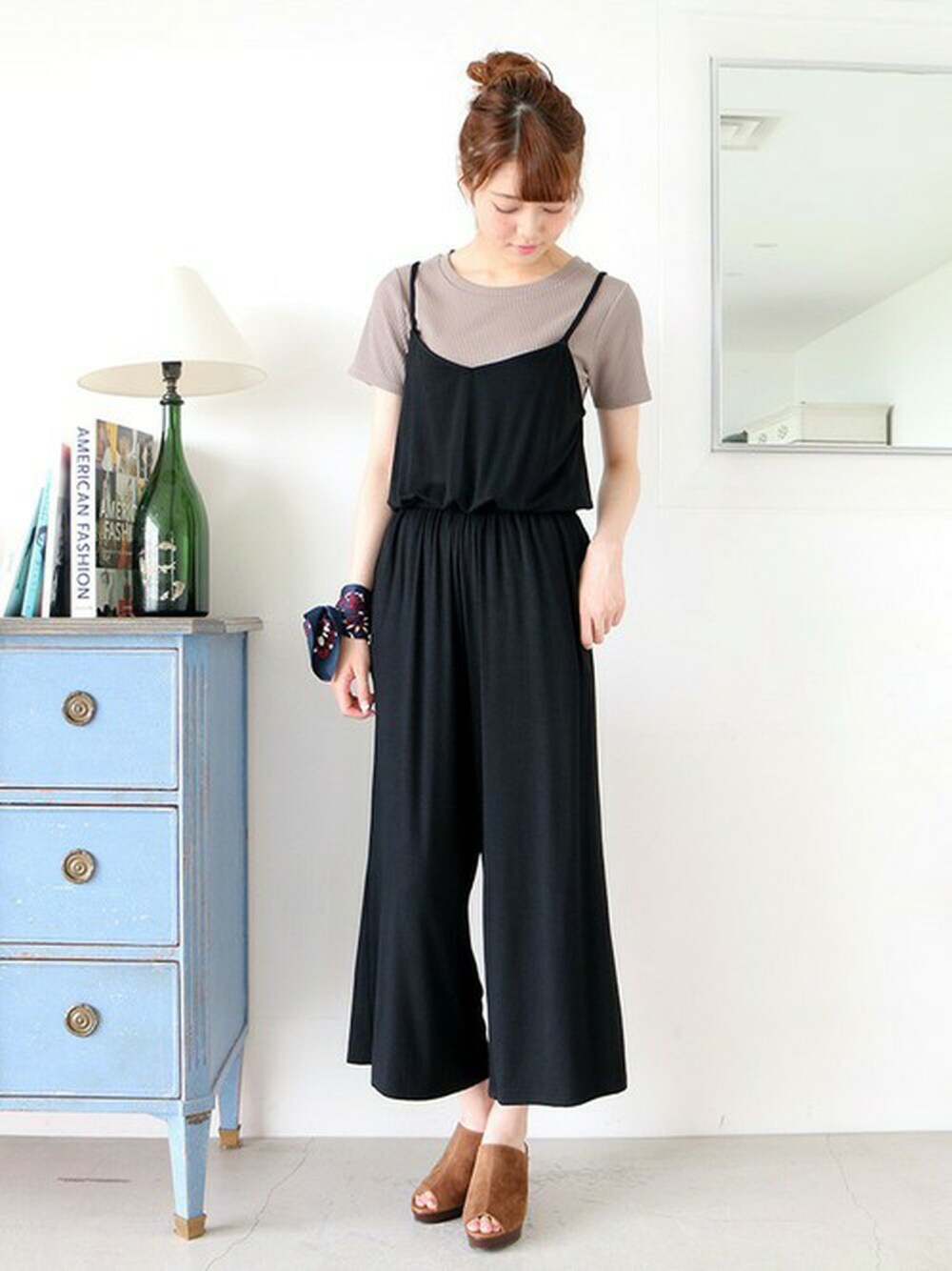 ブラック系のつなぎ/オールインワン、グレー系のTシャツ/カットソー、ブラウン系のサンダルを着用したレディースの夏コーディネートの1枚目の写真