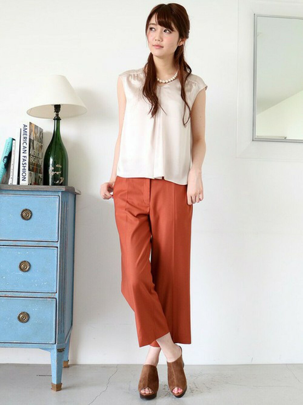 オレンジ系のその他パンツ、ブラウン系のサンダル、グレー系のシャツ/ブラウスを着用したレディースの夏コーディネートの1枚目の写真