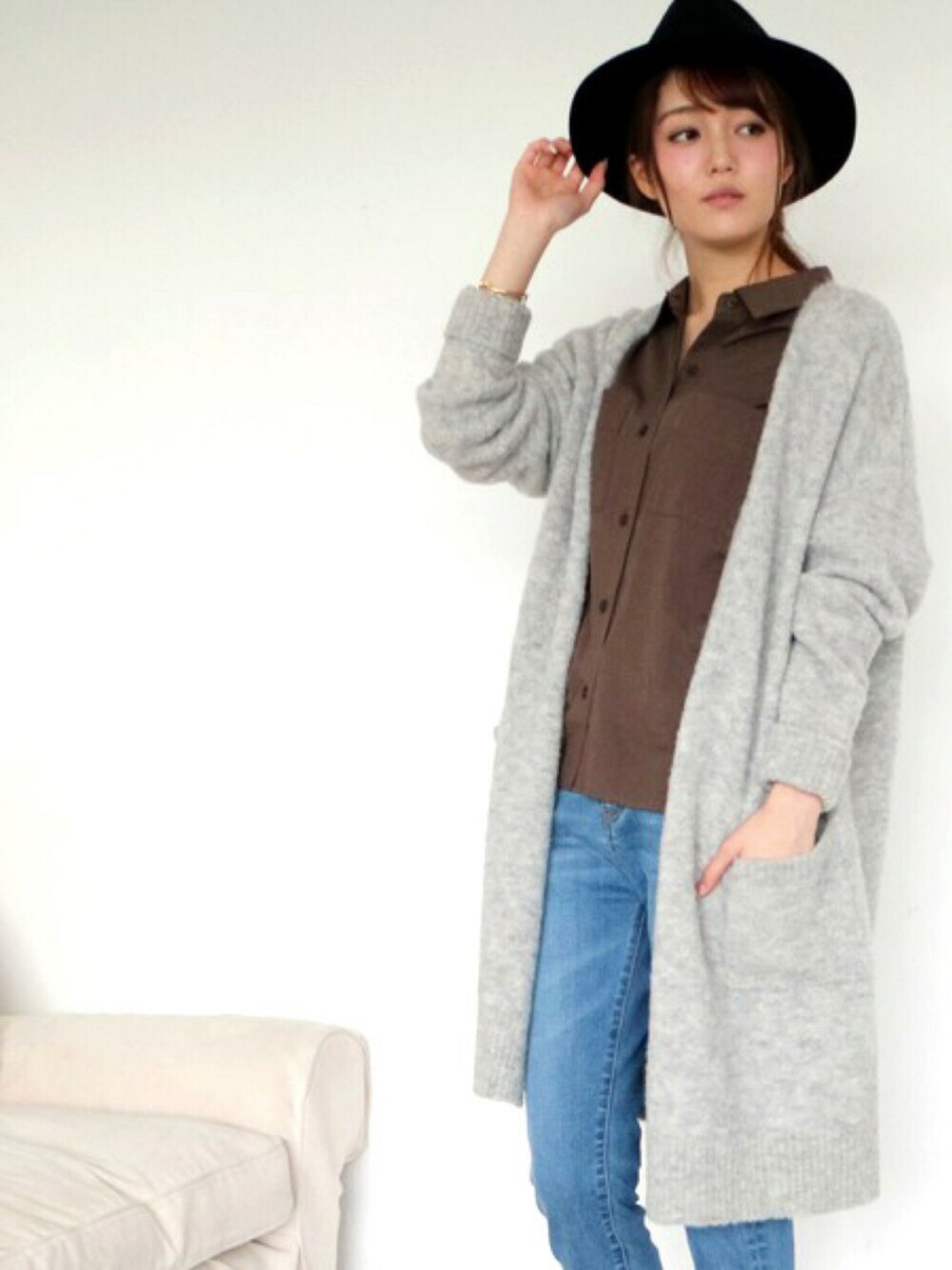 グレー系のカーディガン/ボレロ、グリーン系のシャツ/ブラウス、ブルー系のデニムパンツを着用したレディースの夏コーディネートの1枚目の写真