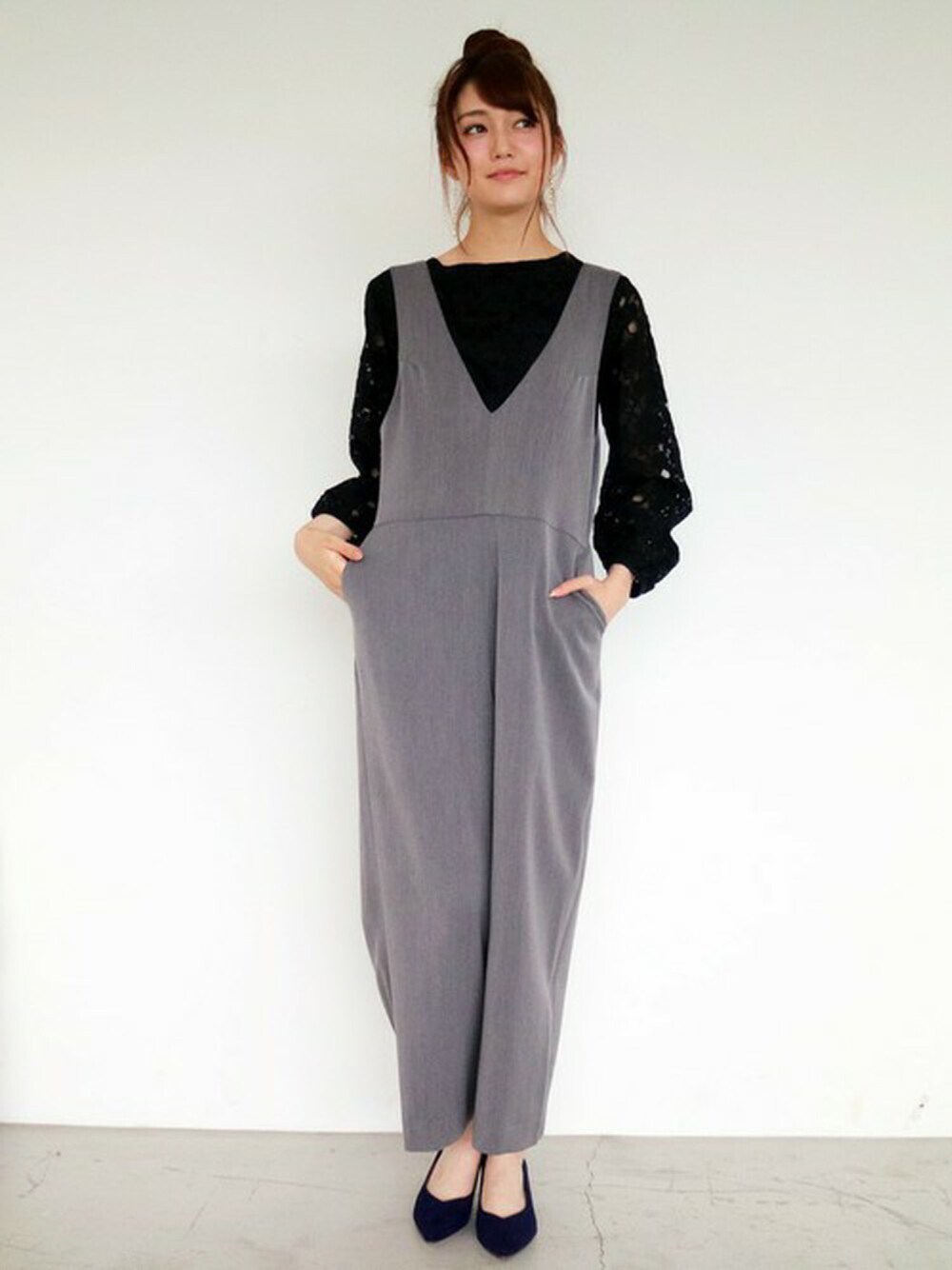 グレー系のつなぎ/オールインワン、ブラック系のシャツ/ブラウス、ブルー系のパンプスを着用したレディースの秋コーディネートの1枚目の写真