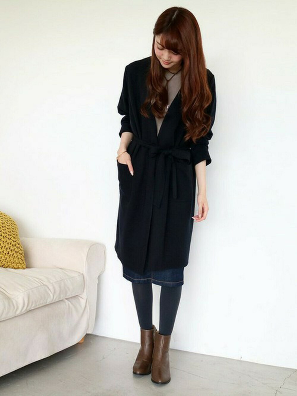 ブラック系のTシャツ/カットソー、ブルー系のデニムスカート、ブルー系のその他アウターを着用したレディースの秋コーディネートの1枚目の写真