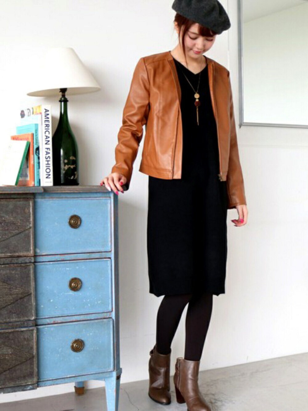 ブラック系のワンピース、ブラウン系のパンプス、ベージュ系のブルゾンを着用したレディースの秋コーディネートの1枚目の写真