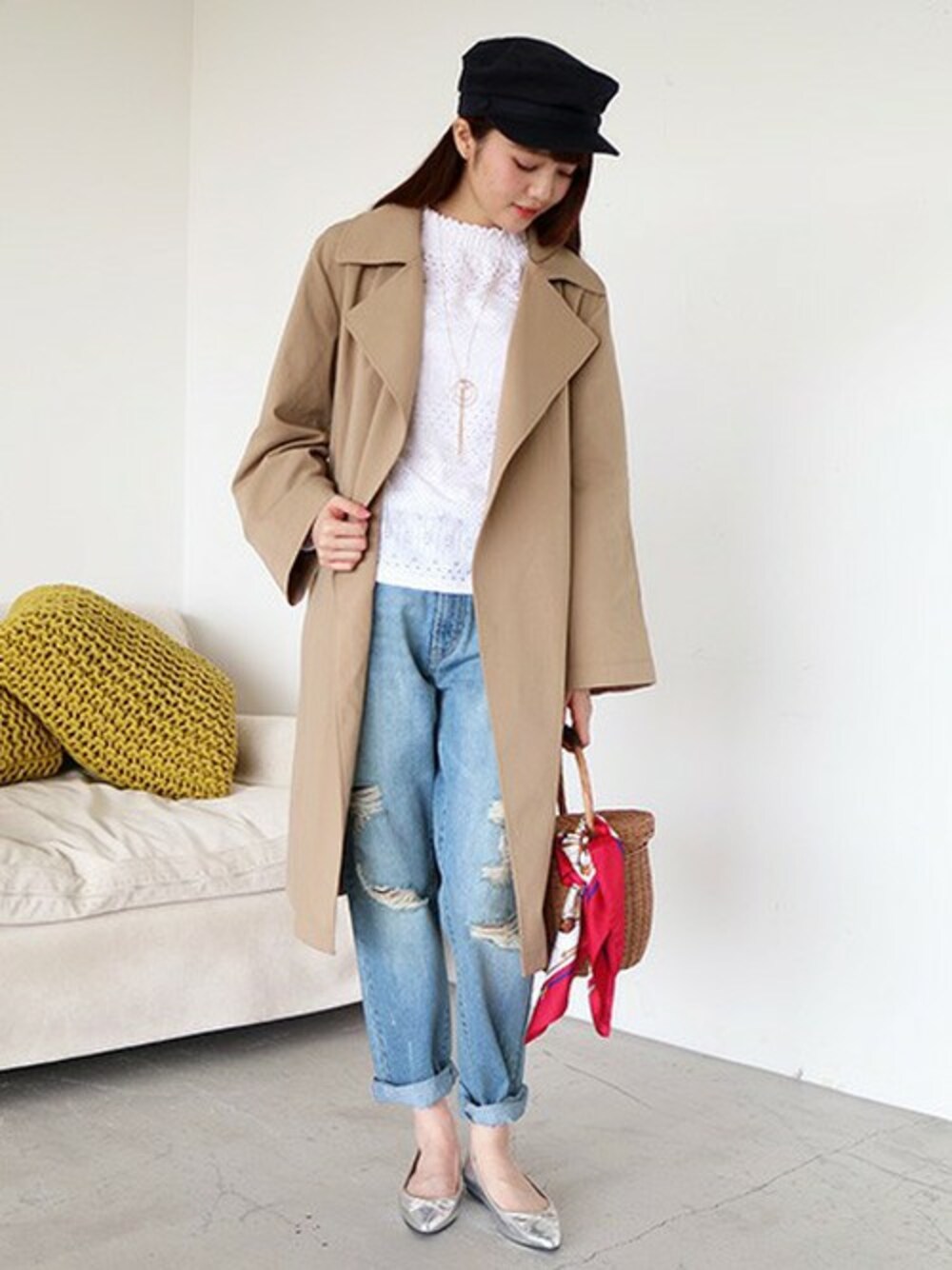 ベージュ系のトレンチコート、ブルー系のデニムパンツ、ホワイト系のTシャツ/カットソーを着用したレディースの冬コーディネートの1枚目の写真