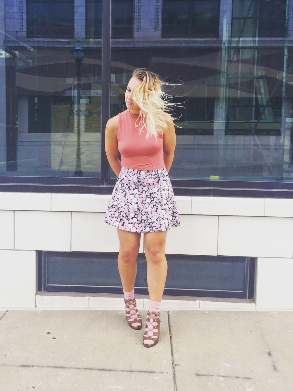 「floral、skater skirt、bodysuit、socks and sandals、socks」｜「charlotte russeのアイテム（スカート、その他）」を使った、Brittniさん（レディース・173cm）の秋コーディネートの1枚目の写真