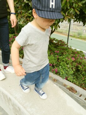 「DENIM DUNGAREE（デニムダンガリー）のアイテム（Tシャツ/カットソー、グレー系）」を使った、aさん（キッズ・120cm）の春コーディネート