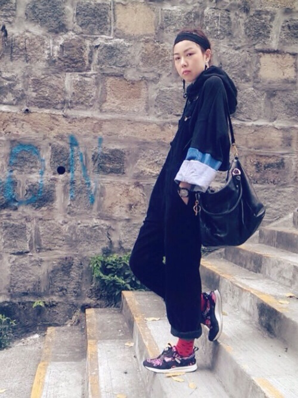 「hkgirl、ootd、outfit、casual、vintage、sneakers、holiday、spring、BAG、black」｜「kakavakaのアイテム（スウェット、ブラック系）」を使った、i_am_ah_mic  🇭🇰さん（レディース・168cm）の春コーディネートの1枚目の写真