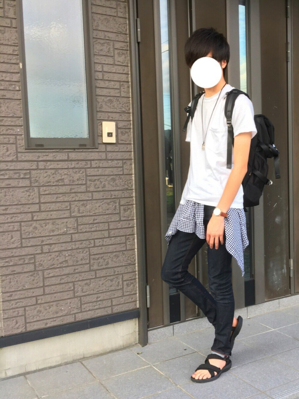 「シンプル、夏、モノトーン、サンダル、Tシャツ、ジーンズ、コムサイズム、マキャベリック、ダニエルウェリントン、COME CA ISM」｜「Utility Garmentsのアイテム（Tシャツ/カットソー、ホワイト系）」を使った、りょうすけさん（メンズ・178cm）の夏コーディネートの1枚目の写真