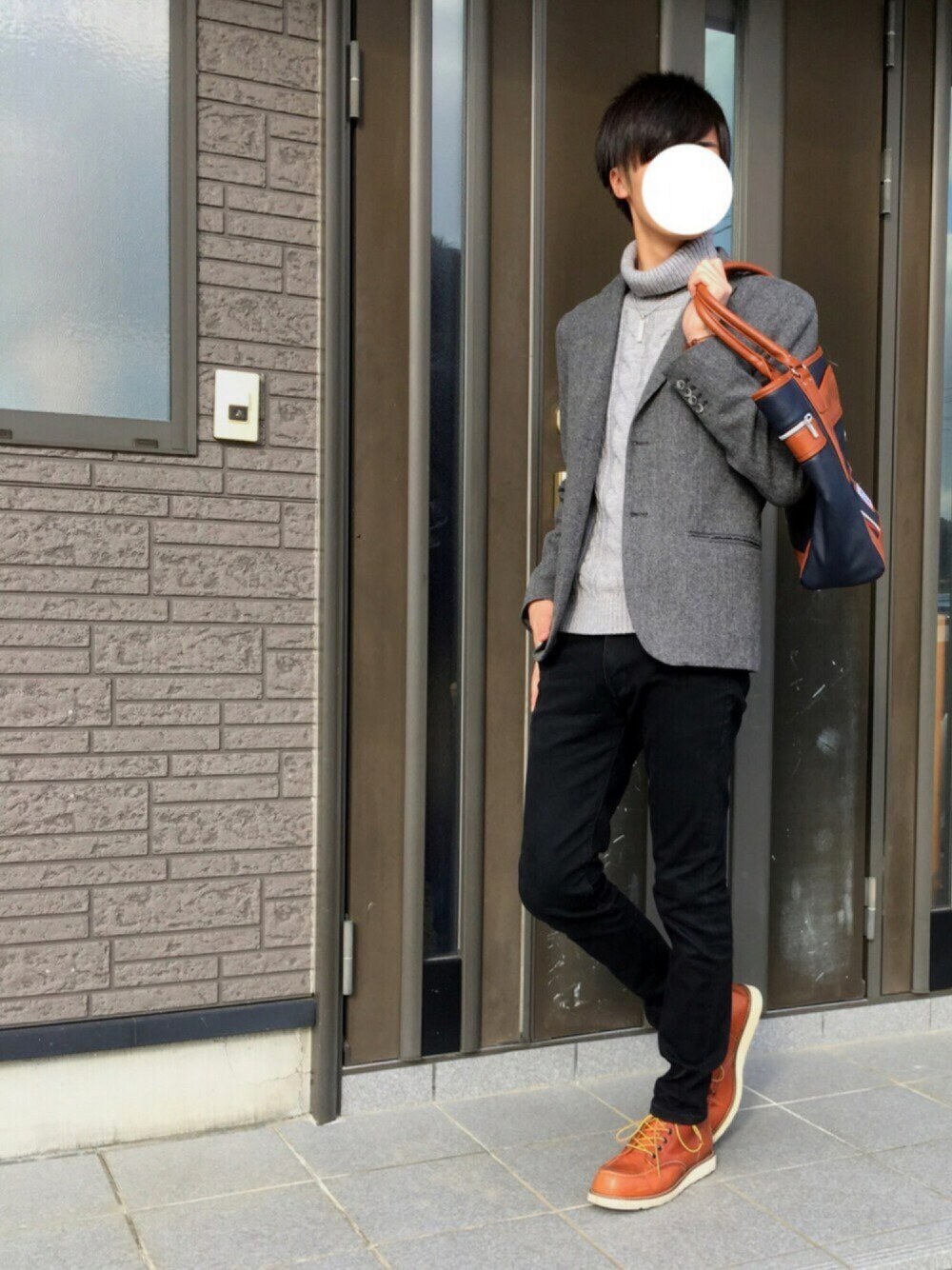 「黒スキニー、UNIQLO、秋のコーデ、タートルネック、キレイめ、シンプル、トートバッグ、グレー、COME CA ISM、コムサイズム」｜「COMME CA ISMのタートルネックプルオーバー（ニット/セーター、グレー系）」を使った、りょうすけさん（メンズ・178cm）の秋コーディネートの1枚目の写真