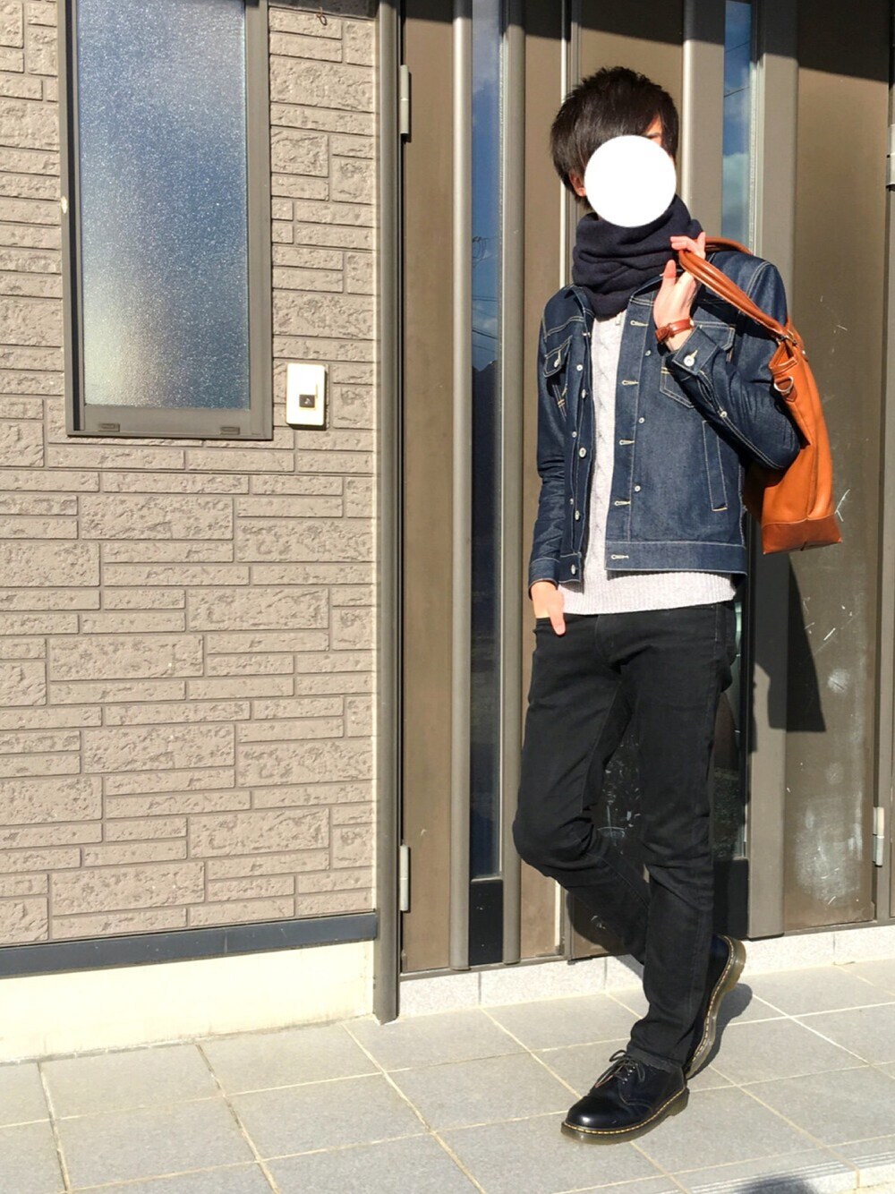 「シンプル、スキニー、ネイビー、ブラック、コムサイズム、COME CA ISM、タートルネック、ドクターマーチン、マフラーぐるぐる、トートバッグ」｜「Purple&YellowのライトオンスデニムGジャン（デニムジャケット、ブルー系）」を使った、りょうすけさん（メンズ・178cm）の冬コーディネートの1枚目の写真