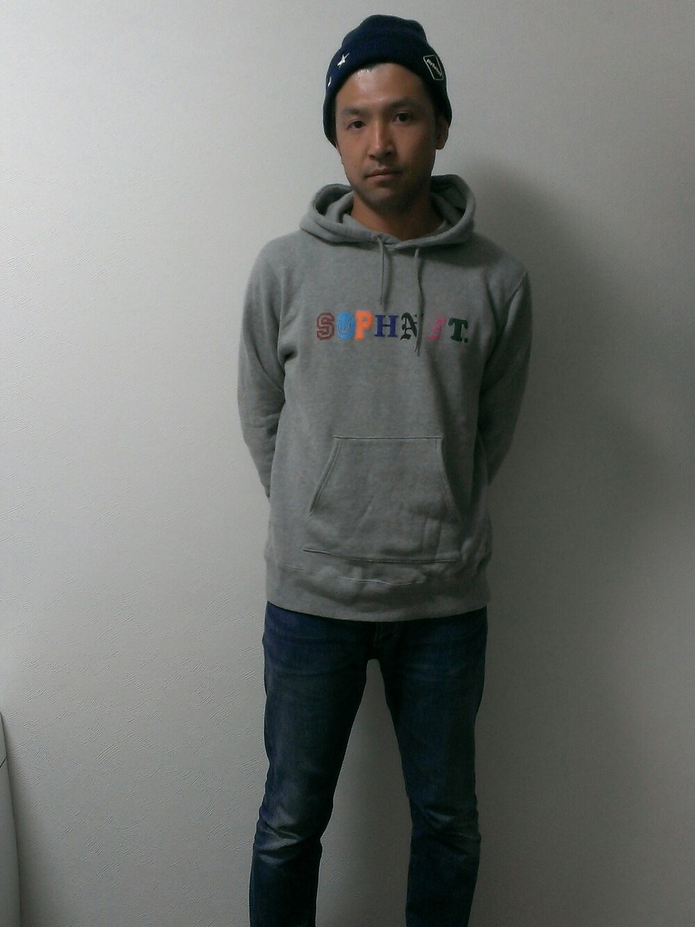 「sophnet アルファベットパーカー、nonnative 5p pocket denim pant、fcrb スター エンブレムニットキャップ」｜「F.C.Real Bristolのアイテム（帽子、ブルー系）」を使った、サンタさん（メンズ・176cm）の秋コーディネートの1枚目の写真