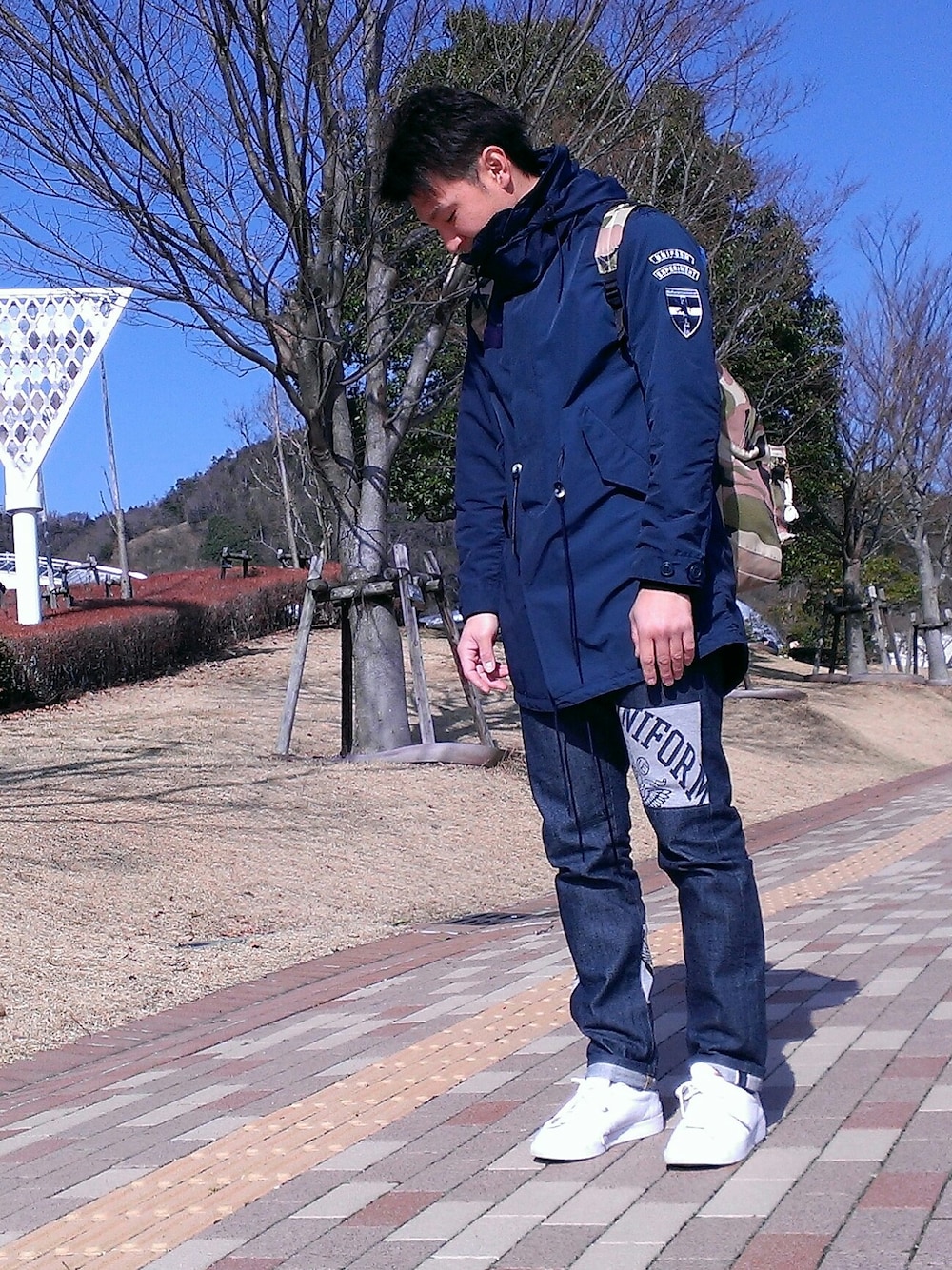 「NIKE、uniform experiment、ネイビーコーデ、デニムパンツ、モッズコート、SOPHNET、スニーカー、春服」｜「uniform experimentのアイテム（ミリタリージャケット、ブルー系）」を使った、サンタさん（メンズ・176cm）の冬コーディネートの1枚目の写真