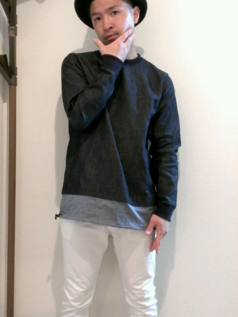 「春コーデ、大人カジュアル、シンプル、ハットスタイル、白パン、nonnative、シンプルコーデ、スウェット、uniform experiment」｜「UNIQLOのアイテム（ハット、ブラック系）」を使った、サンタさん（メンズ・176cm）の春コーディネートの1枚目の写真