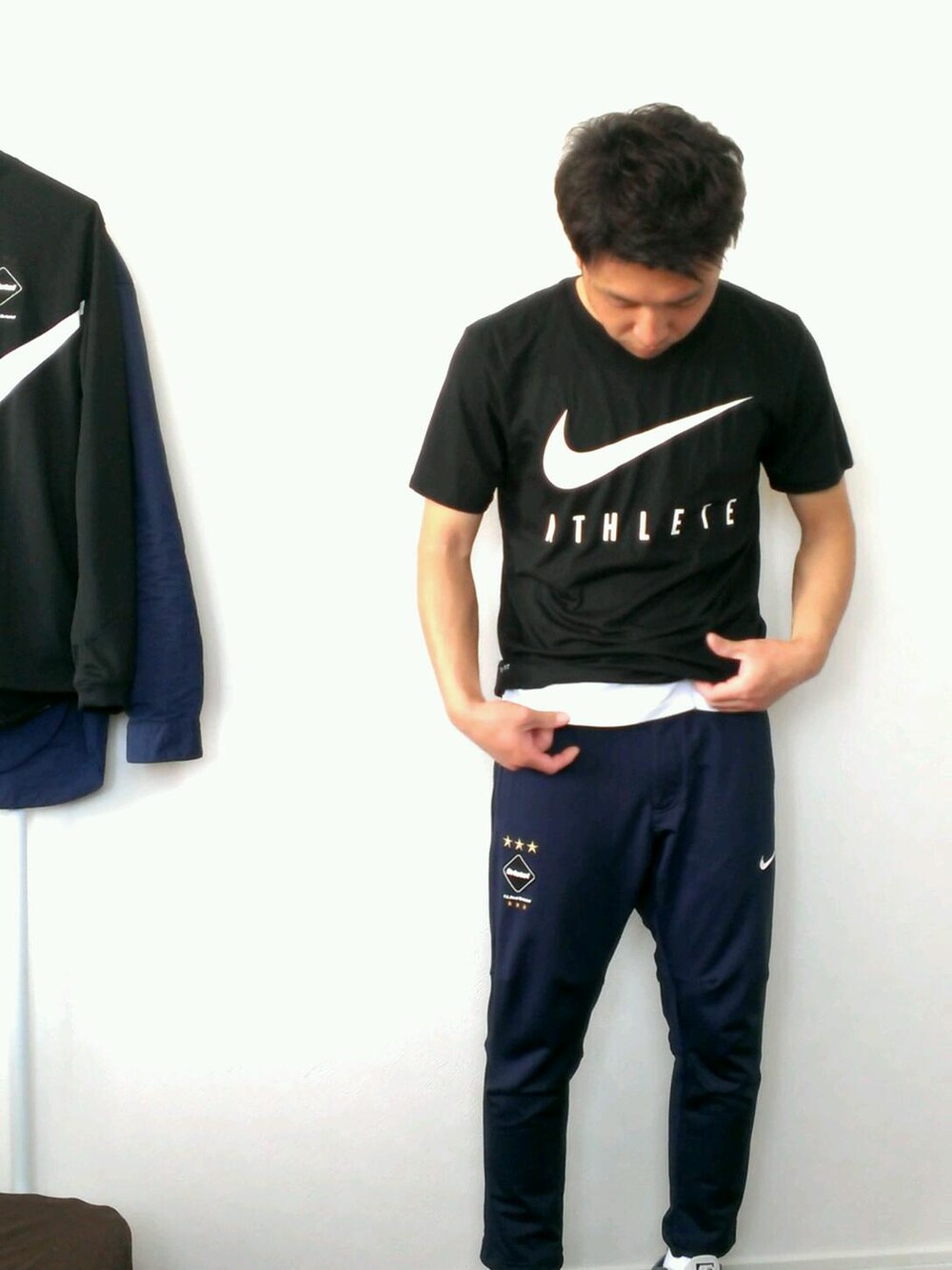 「NIKE、FCRB、Tシャツ、春コーデ、スポーティー、大人カジュアル、休日スタイル」｜「NIKEのアイテム（Tシャツ/カットソー、ブラック系）」を使った、サンタさん（メンズ・176cm）の春コーディネートの1枚目の写真