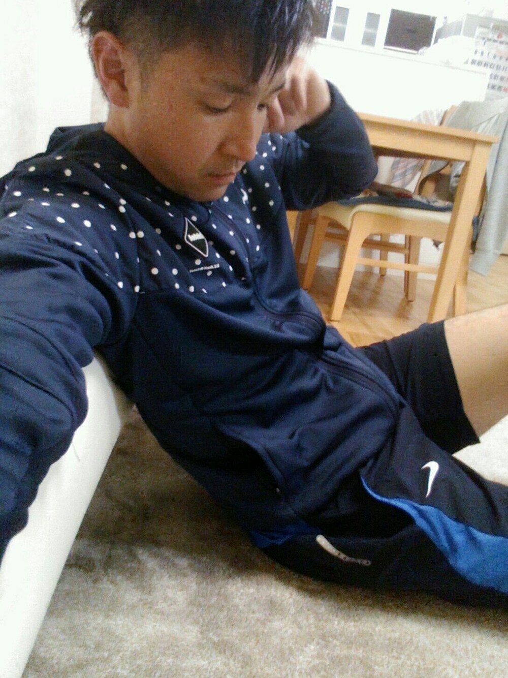 「NIKE、FCRB、部屋着、スポーティー」｜「F.C.Real Bristolのアイテム（トップス、ブルー系）」を使った、サンタさん（メンズ・176cm）の春コーディネートの1枚目の写真