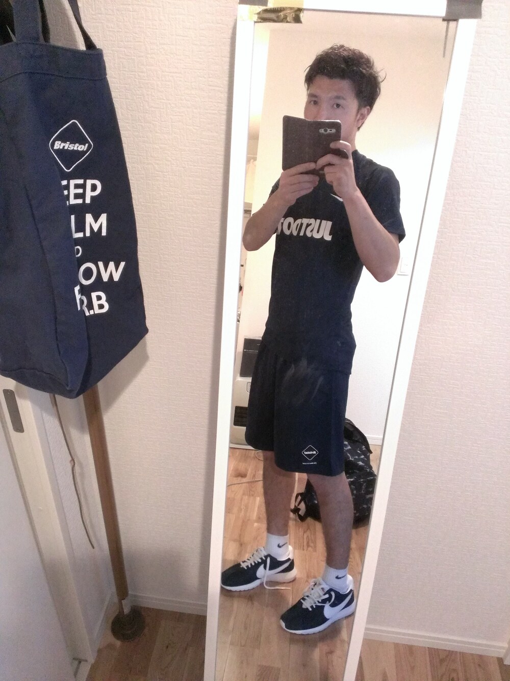 「NIKE、ジムスタイル、FCRB、セットアップコーデ」｜「F.C.Real Bristolのアイテム（Tシャツ/カットソー、ブルー系）」を使った、サンタさん（メンズ・176cm）の春コーディネートの1枚目の写真