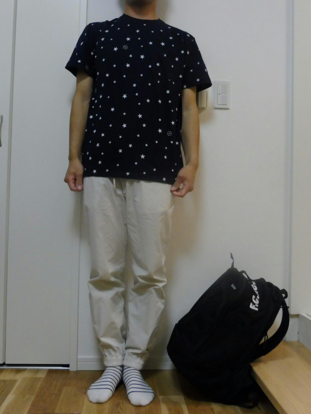 「スター柄、ホワイトコーデ、大人カジュアル、SEVENDAYS＝SUNDAY、リブパン、ネイビーT、ネイビーコーデ、uniform experiment、軽カジ」｜「uniform experimentのアイテム（Tシャツ/カットソー、ブラック系）」を使った、サンタさん（メンズ・176cm）の春コーディネートの1枚目の写真
