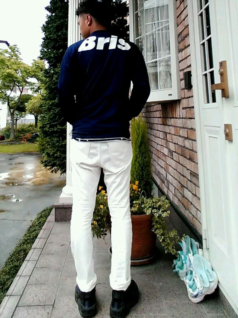 「NIKE、uniform experient、FCRB、雨コーデ、大人カジュアル、スポーツミックス、ネイビー大好き」｜「nonnativeのアイテム（パンツ、ホワイト系）」を使った、サンタさん（メンズ・176cm）の春コーディネートの1枚目の写真