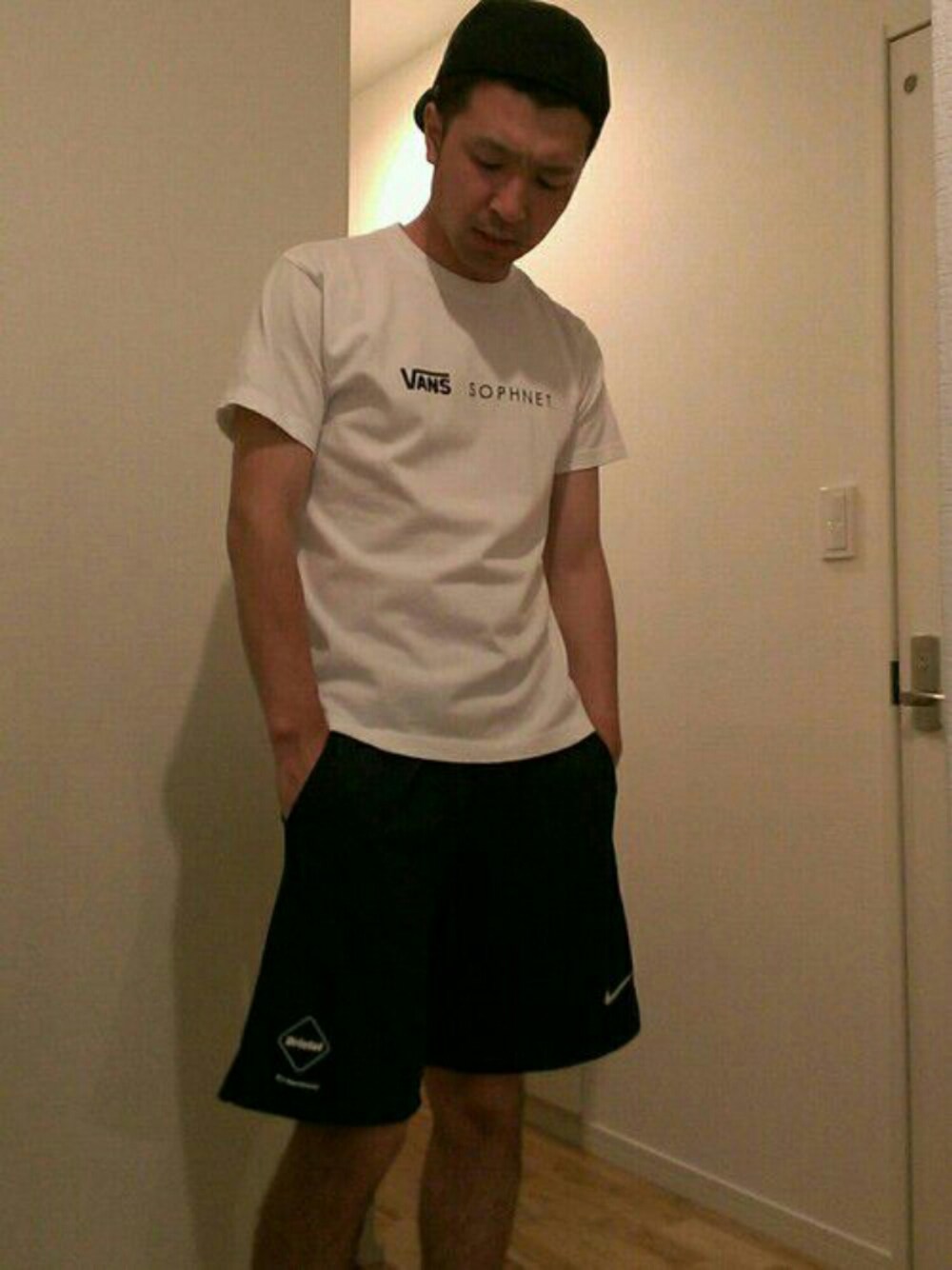 「FCRB、SOPHNET.、uniform experiment、スポーツミックス、大人カジュアル、休日スタイル」｜「SOPHNET.のアイテム（Tシャツ/カットソー、ホワイト系）」を使った、サンタさん（メンズ・176cm）の夏コーディネートの1枚目の写真