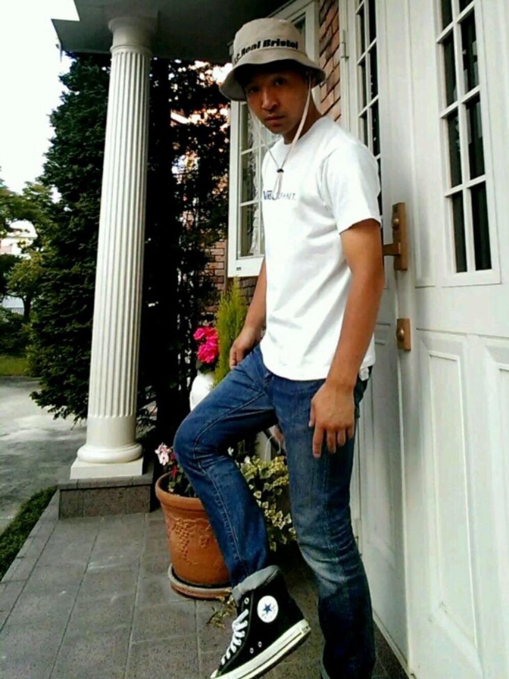 「デニムスタイル、NIKE、Tシャツ、休日スタイル、ハットコーデ、FCRB、nonnative、SOPHNET.」｜「F.C.Real Bristolのアイテム（ハット、ベージュ系）」を使った、サンタさん（メンズ・176cm）の夏コーディネートの1枚目の写真