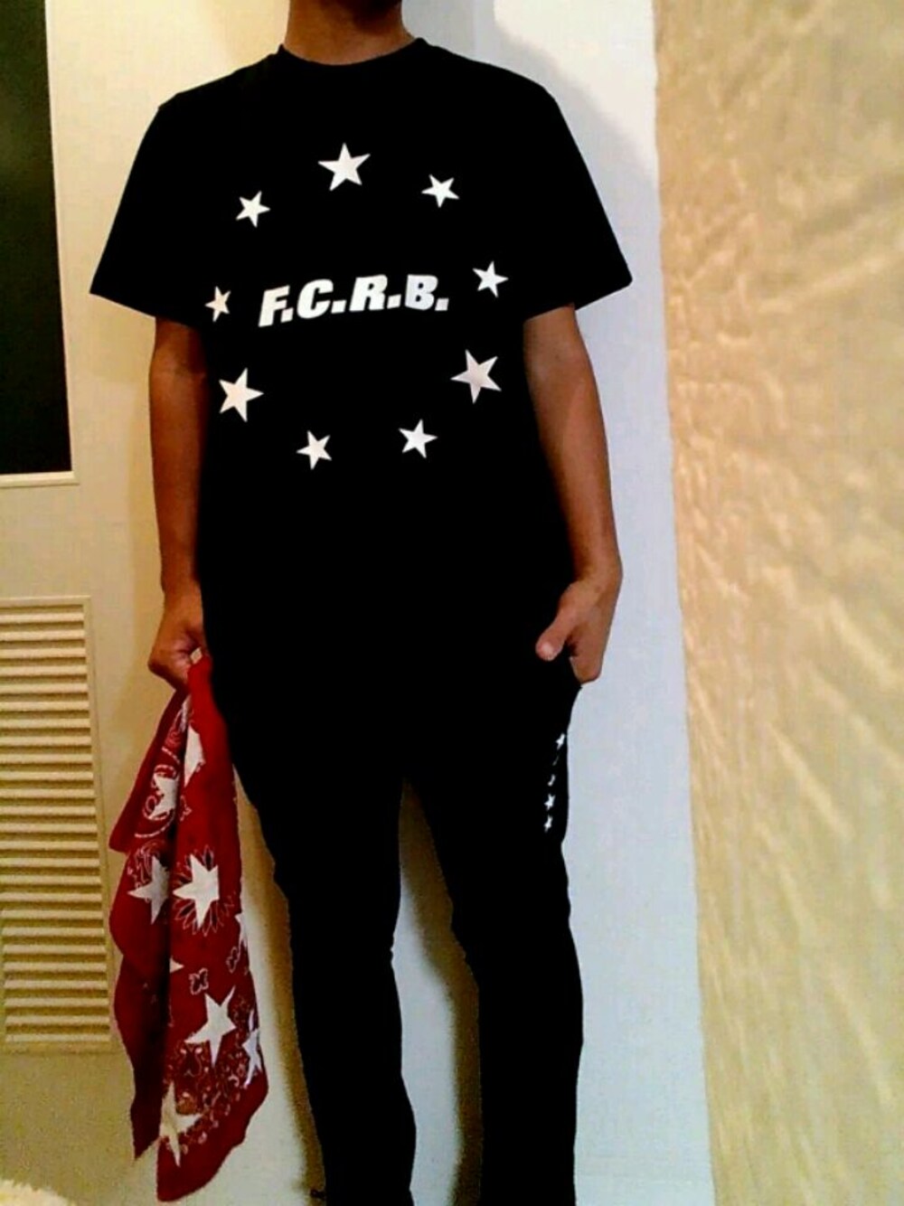 「バンダナ、スター、ほし柄、SOPH NET. 、SOPHNET.、FCRB、uniform experiment、シンプルコーデ、スポーツミックス、ブラックコーデ」｜「F.C.Real Bristolのアイテム（Tシャツ/カットソー、ブラック系）」を使った、サンタさん（メンズ・176cm）の秋コーディネートの1枚目の写真