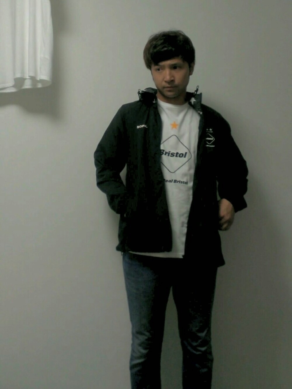 「秋コーデ、休日スタイル、シンプルコーデ、オトナカジュアル、FCRB、ナイロンジャケット、nonnative、SOPHNET.、デニムスタイル、スポーツミックス」｜「F.C.Real Bristolのアイテム（ナイロンジャケット、ブラック系）」を使った、サンタさん（メンズ・176cm）の秋コーディネートの1枚目の写真
