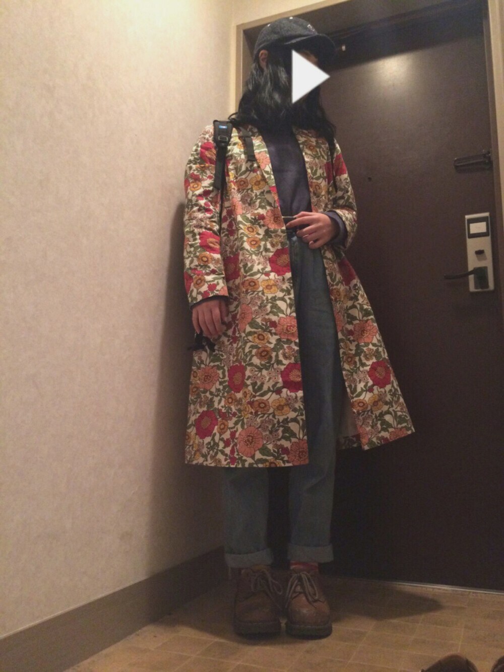 「E hyphen world gallary、mania、三戸なつめ、チェスターコート、Dr.Martens、キャップ、karrimor、リュック、古着」｜「souhaitのアイテム（キャップ、ブラック系）」を使った、Booさん（レディース・160cm）の春コーディネートの1枚目の写真