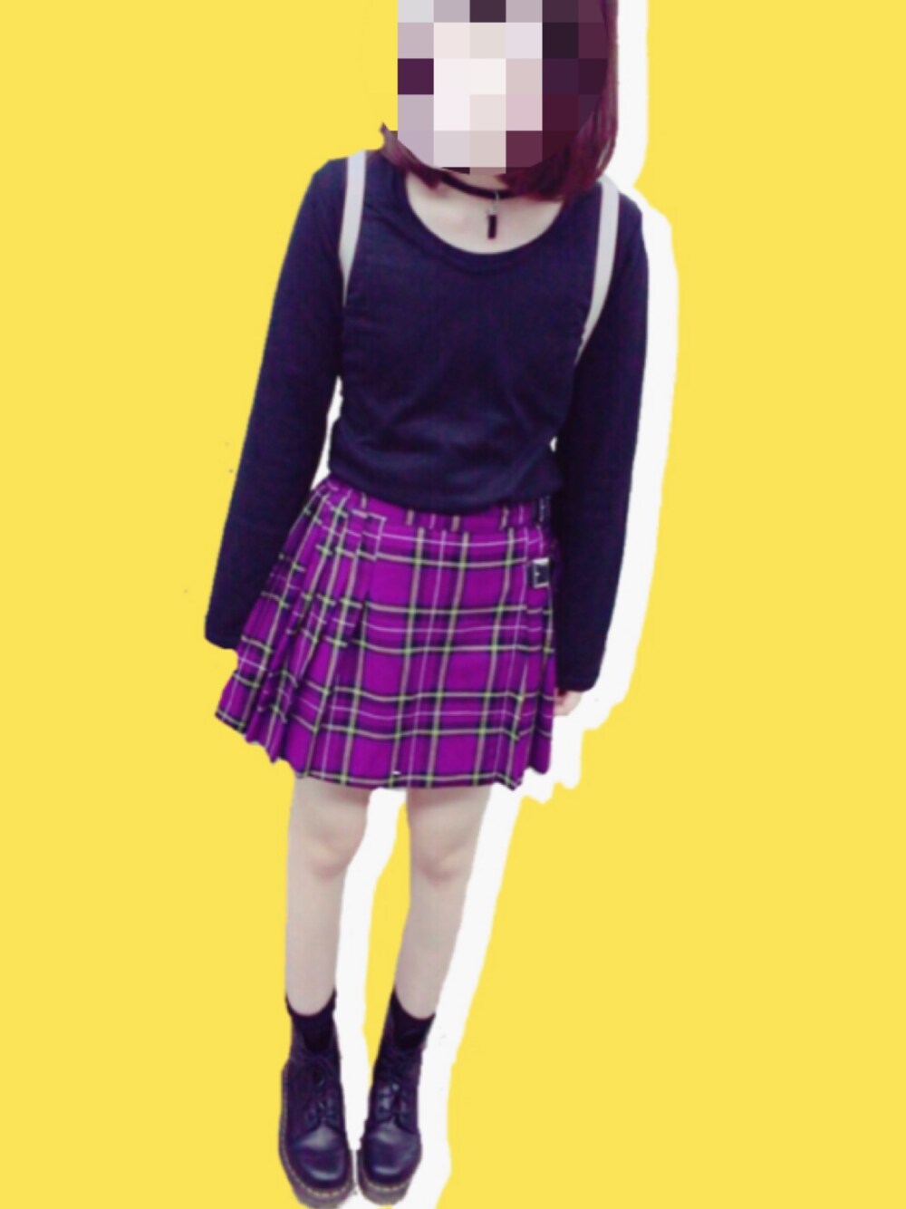 パープル系のスカート、ブラック系のブーツ、ブラック系のTシャツ/カットソーを着用したレディースの秋コーディネートの1枚目の写真