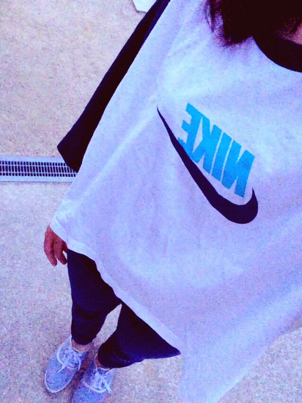 「夏、ブルー、ジーンズ、大人カジュアル、シンプル、ラフ、Tシャツ、白、NIKE、スポーツミックス」｜「リサイクルショップのアイテム（Tシャツ/カットソー、ホワイト系）」を使った、りのかさん（レディース・149cm）の春コーディネートの1枚目の写真