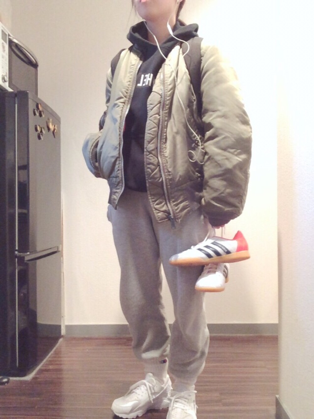 「MA-1、スウェット、SAYHELLO、NIKE、ハラチ、バックパック、Champion」｜「NIKEのNIKE/ナイキ　エアハラチ（スニーカー、ホワイト系）」を使った、もこもこさん（レディース・152cm）の春コーディネートの1枚目の写真