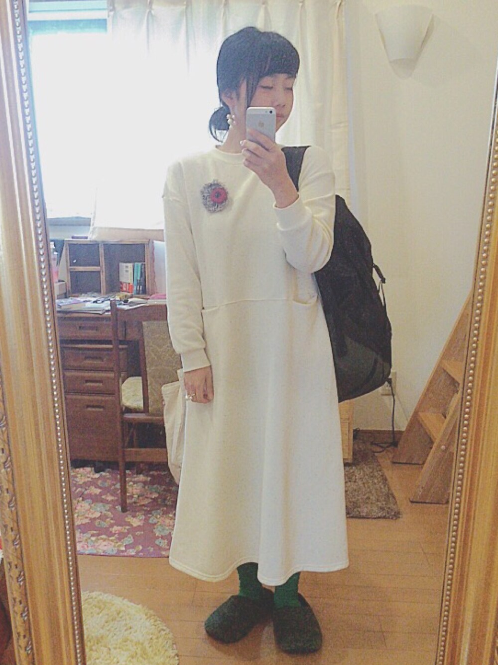 「ラフ、ワンピース、シャンブル ドゥ シャーム(chambre de charme)、アンビデックス、ブローチ」｜「chambre de charmeのアイテム（ワンピース、ベージュ系）」を使った、もこもこさん（レディース・153cm）の春コーディネートの1枚目の写真