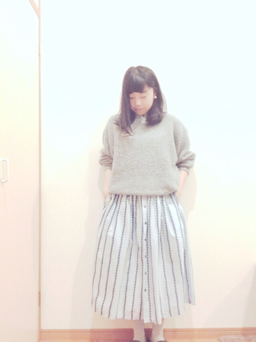 「ラフ、ワンピース、ゆるコーデ」｜「LOWRYS FARMのアイテム（ニット/セーター、グレー系）」を使った、もこもこさん（レディース・153cm）の春コーディネートの1枚目の写真