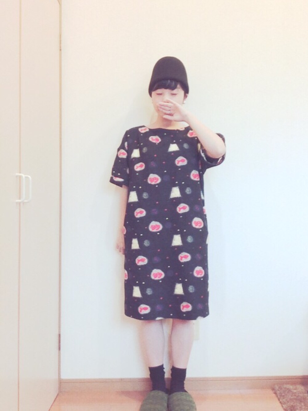「へんてこ帽子、帽子、ワンピース、ｂｕｌｌｅ　ｄｅ　ｓａｖｏｎ」｜「bulle de savonの金魚鉢　ジャガード　ボックスワンピース（ワンピース、ブラック系）」を使った、もこもこさん（レディース・153cm）の春コーディネートの1枚目の写真